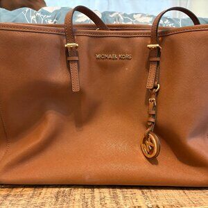 Michael Kors Jet Set Travel Medium Tote in Soft Camel Saffiano Leather